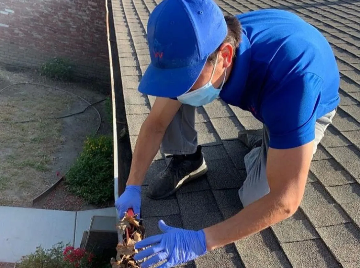 Nettoyage de gouttières sécuritaire à Montréal